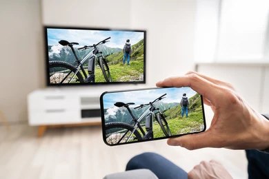 IPTV multi ecran affichée sur télévision, tablette et smartphone pour une expérience simultanée sur plusieurs appareils.